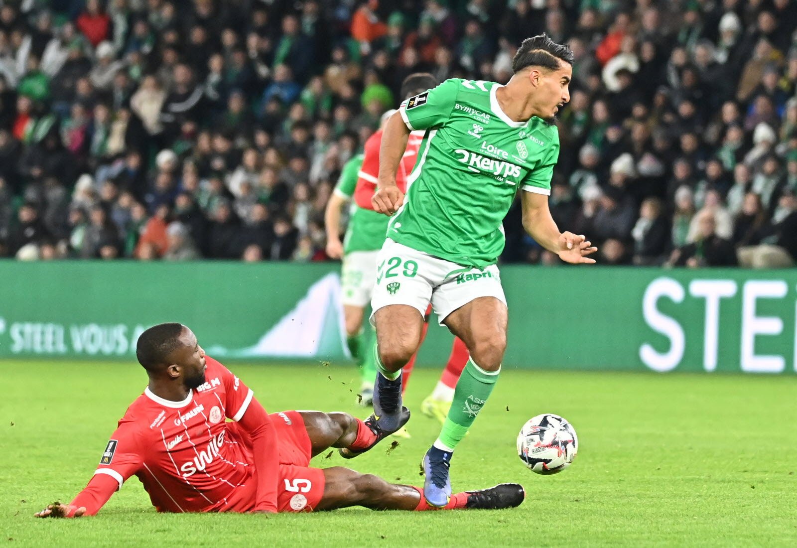 Crédit photo - leprogres.fr - aimen-mouffek-face-a-modibo-sagnan-photo-charly-jurine-1732792435 Crédit photo - leprogres.fr - aimen-mouffek-face-a-modibo-sagnan-photo-charly-jurine-1732792435