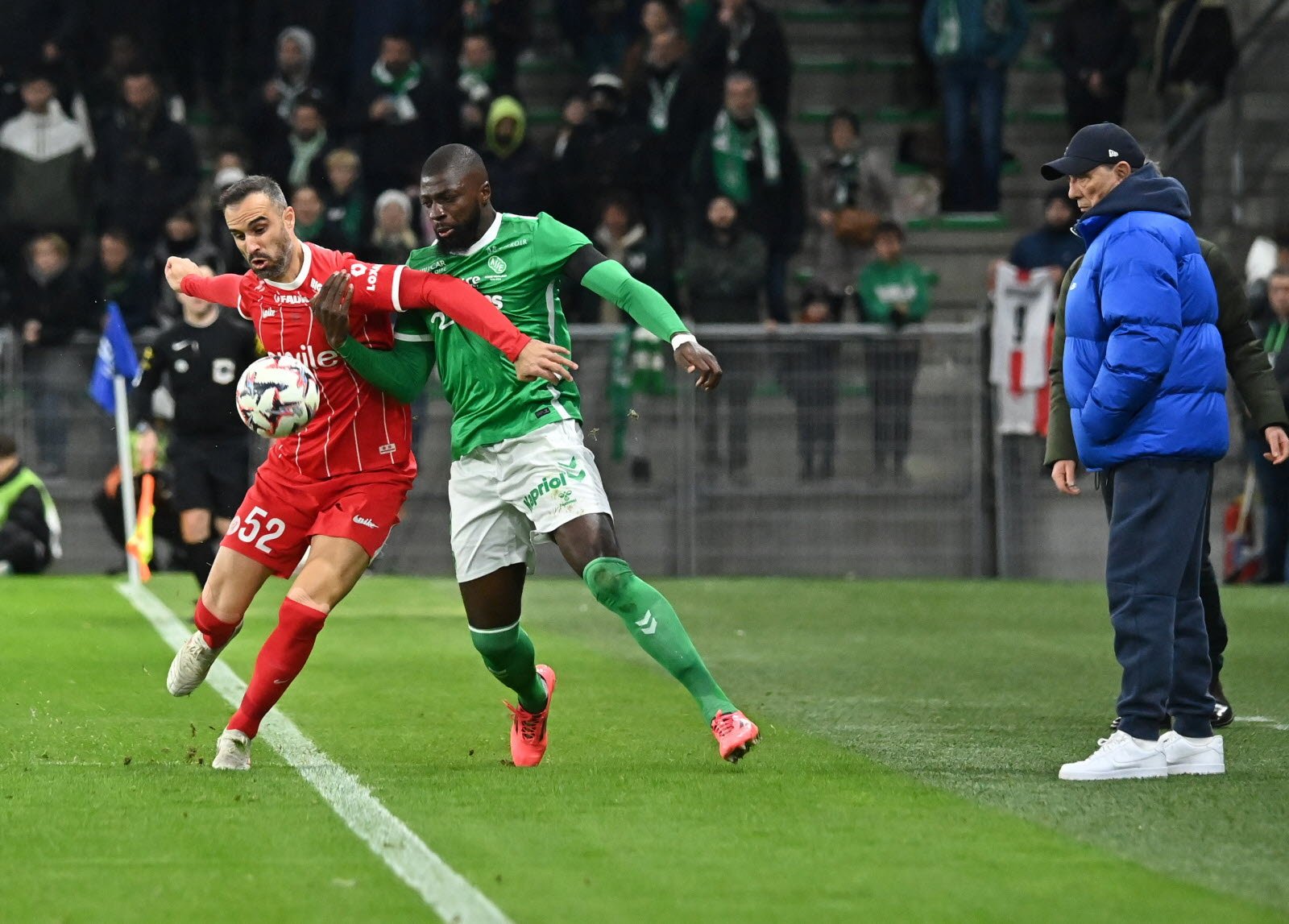 Crédit photo-leprogres.fr-duel-entre-nikola-maksimovic-et-ibrahim-sissoko-photo-charly-jurine-1732804316 Crédit photo-leprogres.fr-duel-entre-nikola-maksimovic-et-ibrahim-sissoko-photo-charly-jurine-1732804316